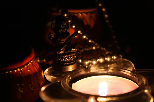 Uma Lâmpada Acesa Frente Uma Deusa Antiga Saraswati Idol Altar — Fotografia de Stock