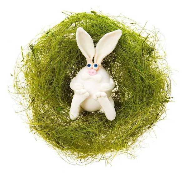 Juguete Pascua Conejo Blanco Nido Una Hierba Verde Sobre Fondo — Foto de Stock