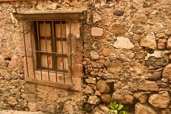 旧墨西哥殖民地建筑的窗户细节 — 图库照片