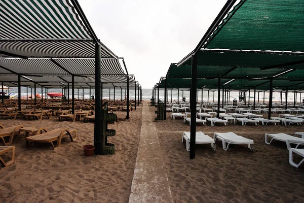 Chaises Longues Parasols Sur Plage Sable — Photo