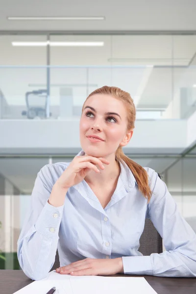 Mujer Escritorio Pensar Una Nueva Idea — Foto de Stock