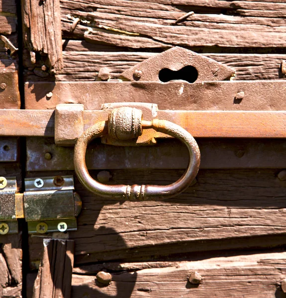 Brebbia Abstrakt Rostig Mässing Brun Knocker Dörr Curch Stängd Trä — Stockfoto