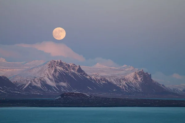 Lua Subindo Sobre Algumas Montanhas Snaefellsnes Islândia — Fotografia de Stock