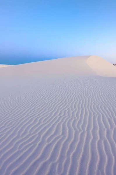 太阳升起时一个图像柔和的沙丘 — 图库照片