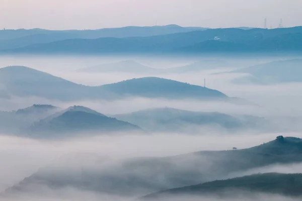 Gyönyörű Kilátás Reggeli Köd Völgyekben Sima Hills Kitöltése — Stock Fotó