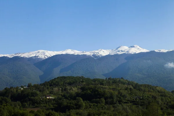 Les Montagnes Sont Couvertes Neige Bois Entourées Nuages — Photo