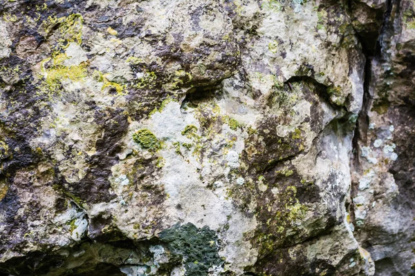 一个自然的粗糙的石头墙 — 图库照片