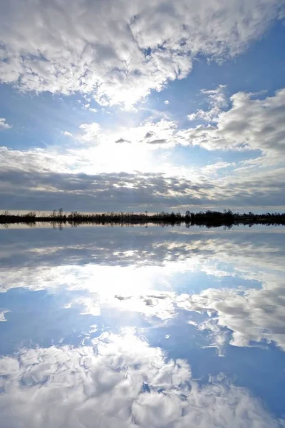 水に反射する美しい雲 — ストック写真