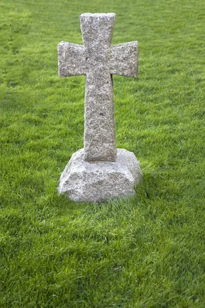 Kamenný Kříž Obklopený Trávou Hřbitově — Stock fotografie