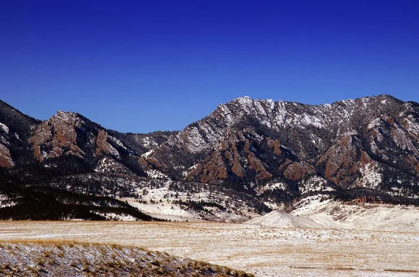 Boulder Colorado Flatiron Mountains Blue Sky Witha Dusting Snow — Stock Photo, Image