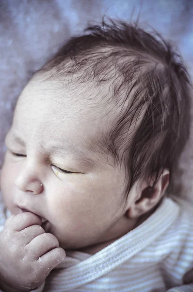 Bayi Baru Lahir Meringkuk Tidur Atas Selimut Beberapa Ekspresi — Stok Foto