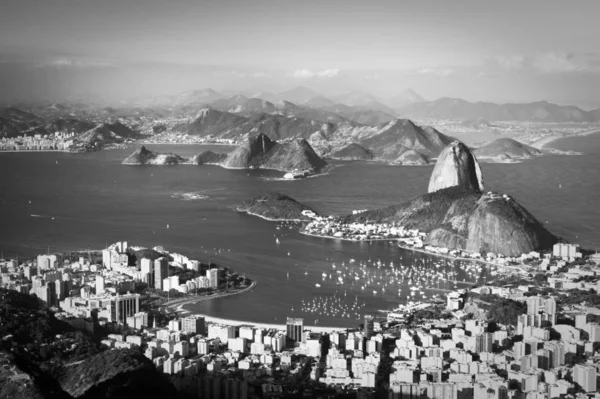 ブラジル リオデジャネイロ市の白黒の風光明媚な航空写真 — ストック写真