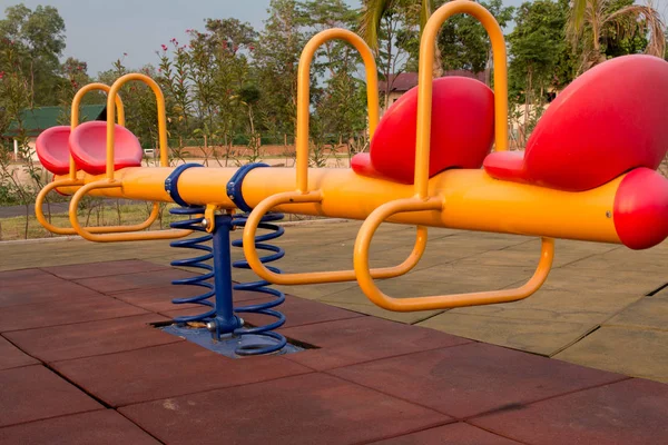 公共の公園で近代的なカラフルな子供の遊び場 子供の遊び場 シーソー — ストック写真
