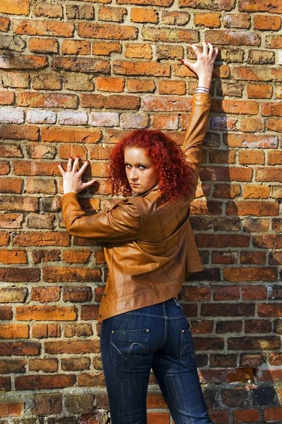 Hermosas Mujeres Jóvenes Sobre Pared Ladrillo — Foto de Stock