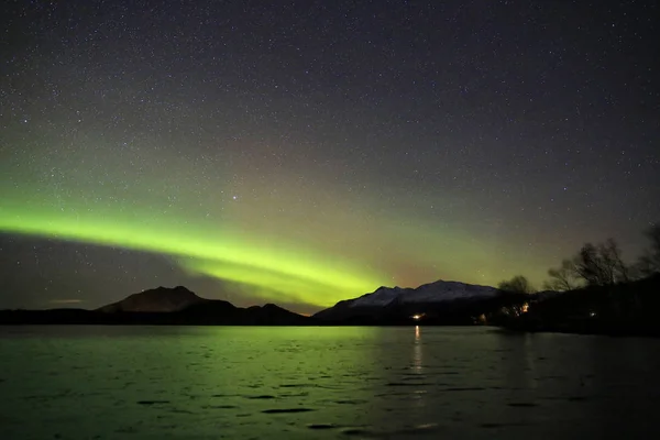 Luces Polares Verdes Cielo Nocturno Sobre Lago — Foto de Stock