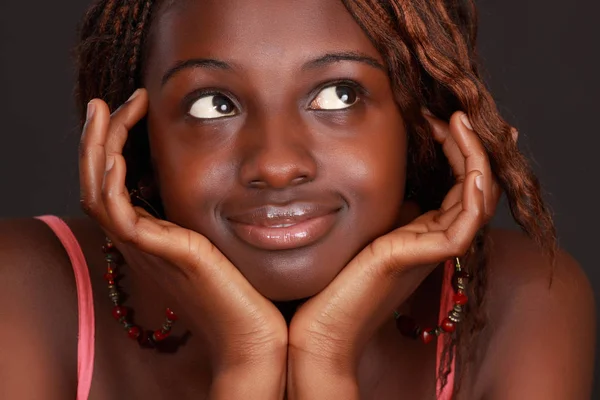 Retrato Uma Bela Jovem Africana — Fotografia de Stock
