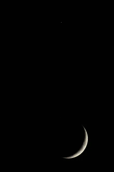 Egy Nagyon Kis Korai Hold Éjszaka Mélyén — Stock Fotó