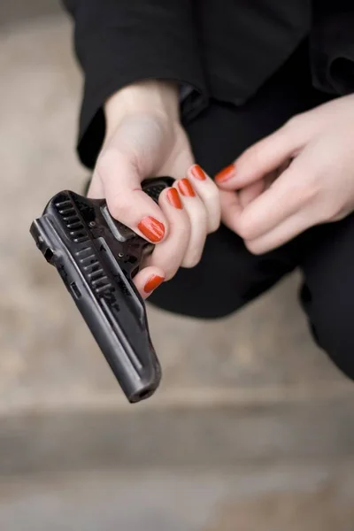 Närbild Pistol Kvinnliga Händer — Stockfoto