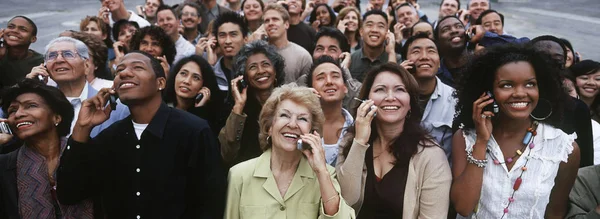 Multitud Personas Que Utilizan Teléfonos Móviles Aire Libre —  Fotos de Stock