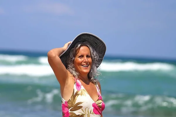 Donna Rilassante Sulla Spiaggia — Foto Stock