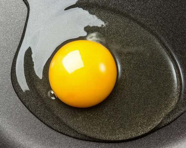 Сырое Яйцо Сковороде — стоковое фото