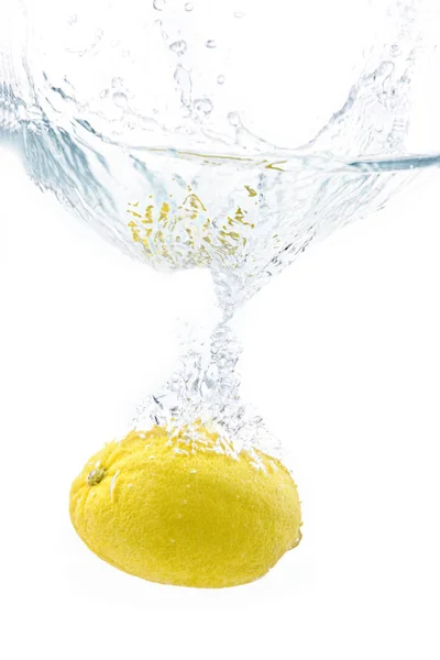 白い背景を持つ水に飛び散る新鮮な大きなレモン — ストック写真