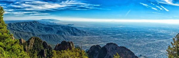 サンディアクレストの標高10 678フィートからニューメキシコ州アルバカーキ エレブ5 312フィート の眺め — ストック写真