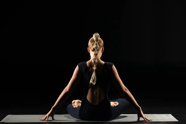 Vista Trasera Mujer Practicando Yoga Sentada Posición Loto Esterilla Yoga —  Fotos de Stock