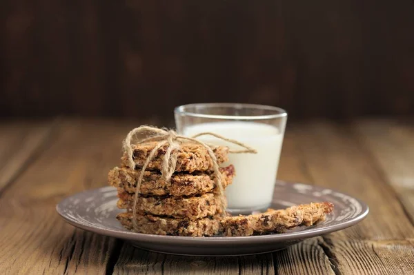 Barras Granola Con Vaso Leche Sobre Fondo Madera Horizontal —  Fotos de Stock