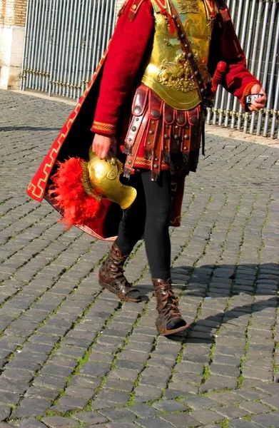 Gladiatore Romano Passa Davanti Colosseo Roma Con Suo Fidato Cellulare — Foto Stock