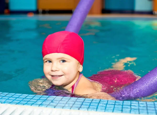 Niña Feliz Aprendiendo Nadar Con Fideos Piscina — Foto de Stock