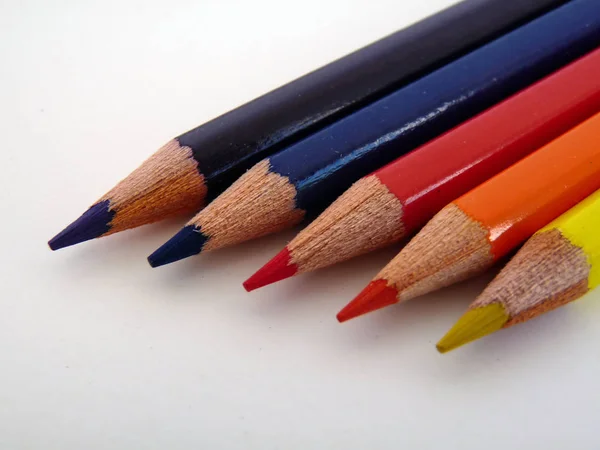彩色铅笔和钢笔在一起 — 图库照片