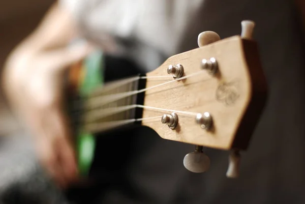 Tocando Ukulele Guitarra Detalhe — Fotografia de Stock