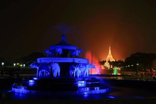 Szökőkút Színes Megvilágítások Éjjel Közelében Shwedagon Pagoda — Stock Fotó