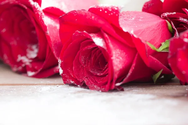 Piękny Czerwony Kolor Róż Drewnianym Stole — Zdjęcie stockowe