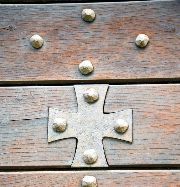 Kříž Lombardie Arsago Seprio Abstraktní Hnědé Rezavý Mosazným Klepadlem Kostel — Stock fotografie