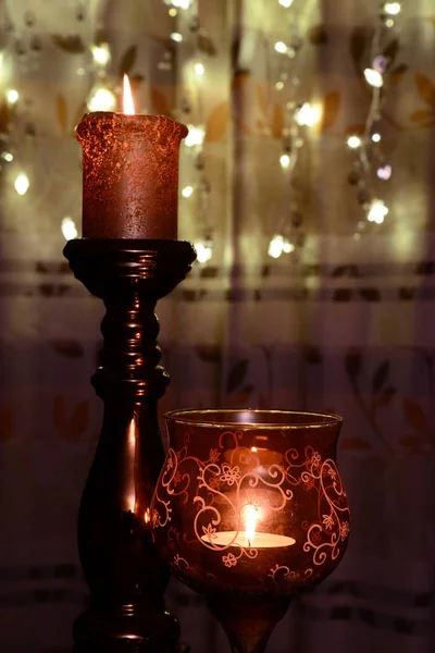 Foto Duas Velas Laranja Queimando Sobre Luzes Natal Fundo — Fotografia de Stock