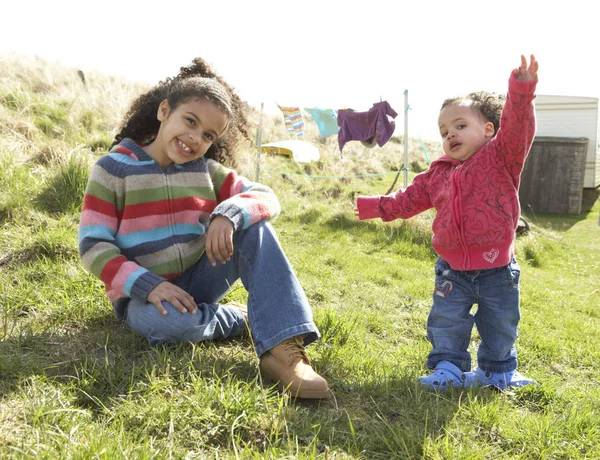 Chicas Jóvenes Sentadas Afuera Caravan Park — Foto de Stock