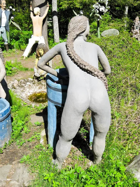 Figuras Divertidas Madera Piedra Sobre Fondo Árboles — Foto de Stock