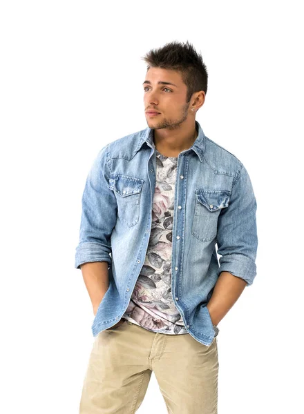 Красивый Молодой Человек Стоящий Джинсовой Рубашке Смотрящий Камеру Изолированный — стоковое фото
