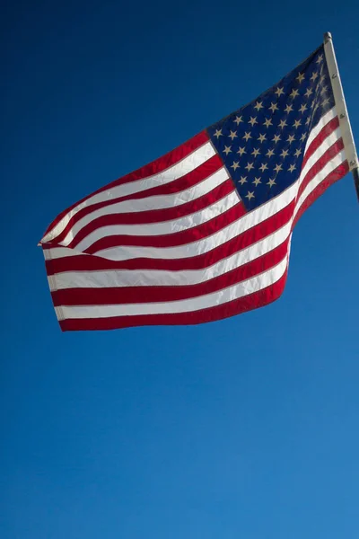 Vifta Med Amerikanska Flaggan Mot Mulen Himmel — Stockfoto