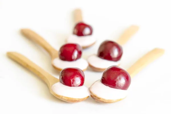 Holzlöffel Mit Joghurt Und Frischen Kirschen Auf Weißem Hintergrund — Stockfoto