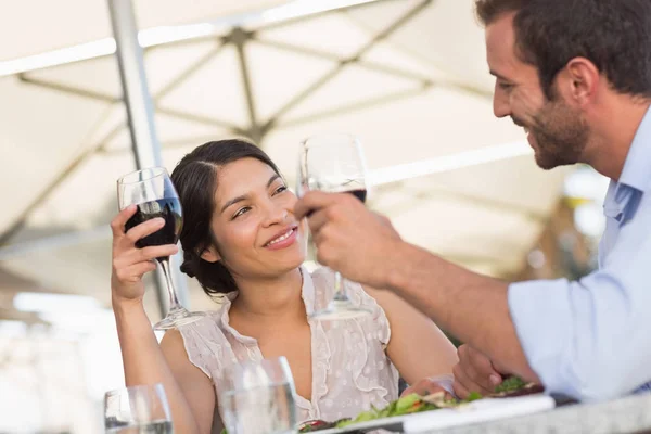 Couple Heureux Sur Une Date Boire Vin Rouge Dans Patio — Photo