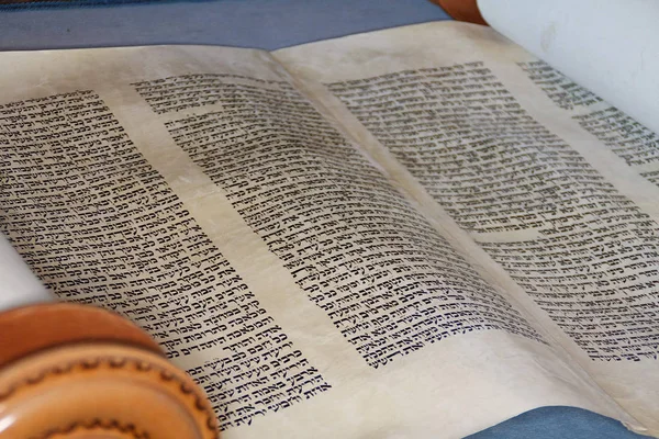 Hebrew Torah Displayed Here Synagogue Alter Hand Written Goat Skin — Stock Photo, Image