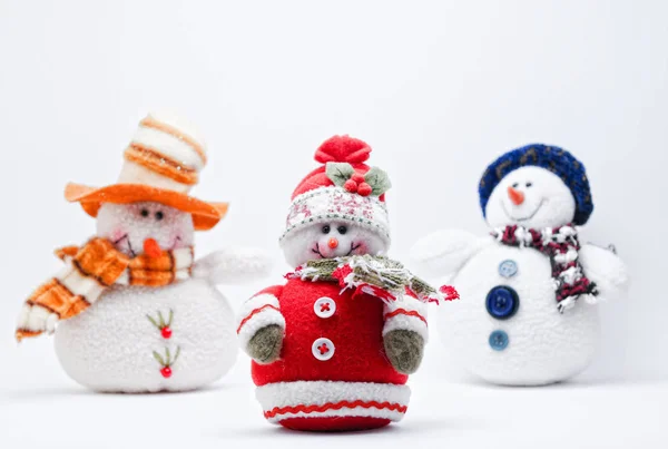 Tres Muñecos Nieve Enfoque Selectivo Sobre Fondo Blanco — Foto de Stock