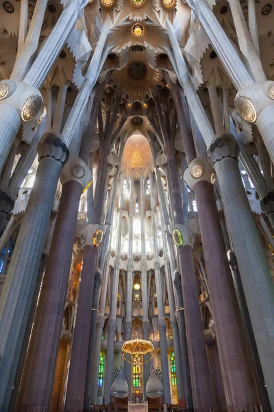 Slunce Svítí Přes Vitráže Oken Gaudiho Dílo Sagrada Familia — Stock fotografie