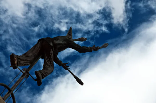 Статуя Яка Жонглює Встановлена Драматичне Блакитне Небо — стокове фото