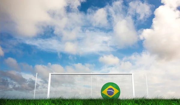 Piłka Nożna Brazylii Kolory Przeciwko Zielona Trawa Pod Ciemne Niebo — Zdjęcie stockowe