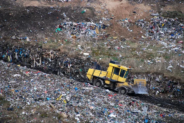 Bulldozer Sta Trattando Rifiuti Nella Discarica — Foto Stock