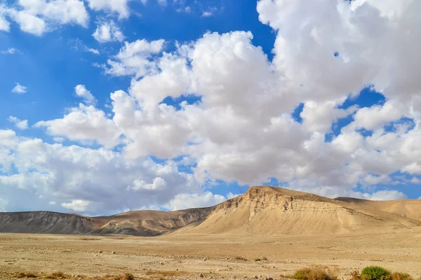 Ökenberg Med Molnigt Himmel — Stockfoto